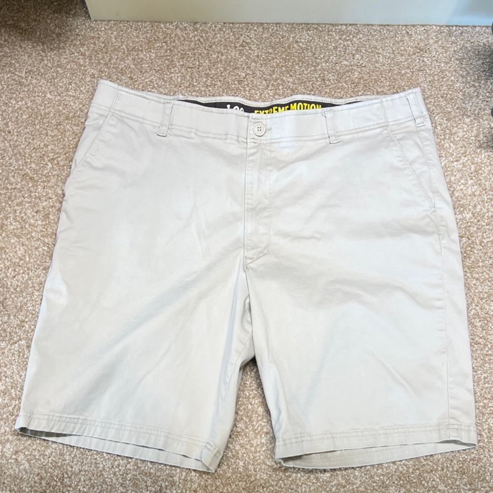 Lee Men's stone Flat Front Shorts 42w.